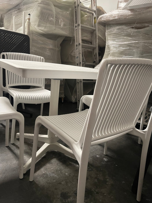 Polypropylene Table With 4 Chair