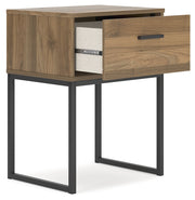 Deanlow Full Panel Headboard with Dresser, Chest and 2 Nightstands in Honey - PKG017180