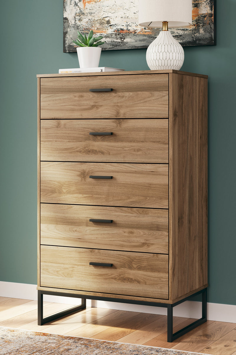 Deanlow Full Panel Headboard with Dresser, Chest and 2 Nightstands in Honey - PKG017180