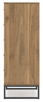 Deanlow Full Platform Bed with Dresser and Chest in Honey - PKG017196