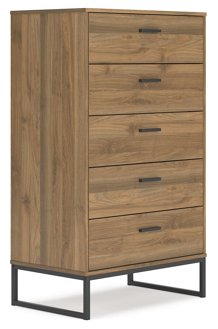 Deanlow Queen Platform Bed with Dresser and Chest in Honey - PKG017273