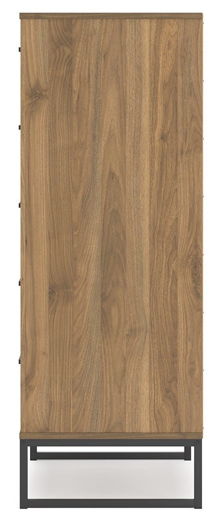 Deanlow Queen Platform Bed with Dresser and Chest in Honey - PKG017273