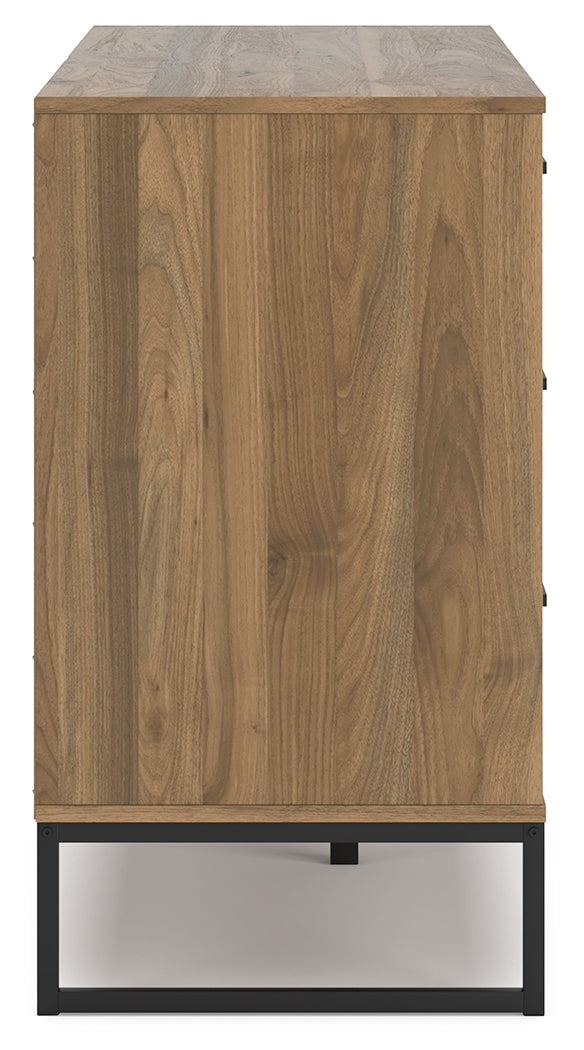 Deanlow Twin Platform Bed with Dresser in Honey - PKG017184
