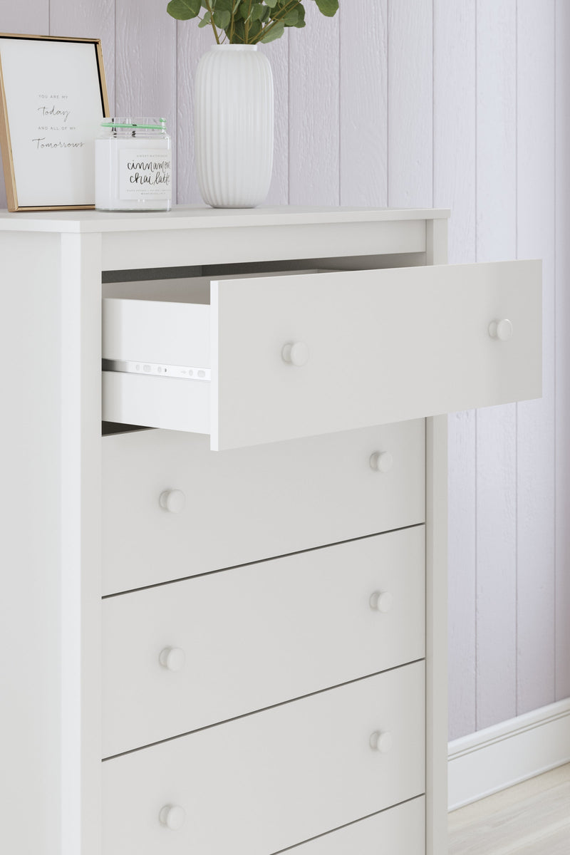 Hallityn Full Panel Headboard with Dresser, Chest and 2 Nightstands in White - PKG019034