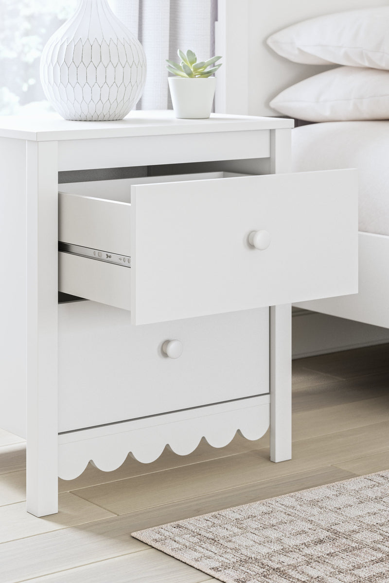 Hallityn Full Panel Headboard with Dresser, Chest and 2 Nightstands in White - PKG019034