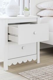 Hallityn Twin Panel Headboard with Dresser, Chest and Nightstand in White - PKG018831