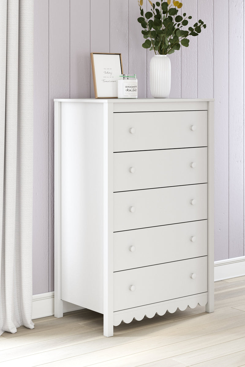 Hallityn Twin Platform Bed with Dresser and Chest in White from Ashley - Lara Furniture