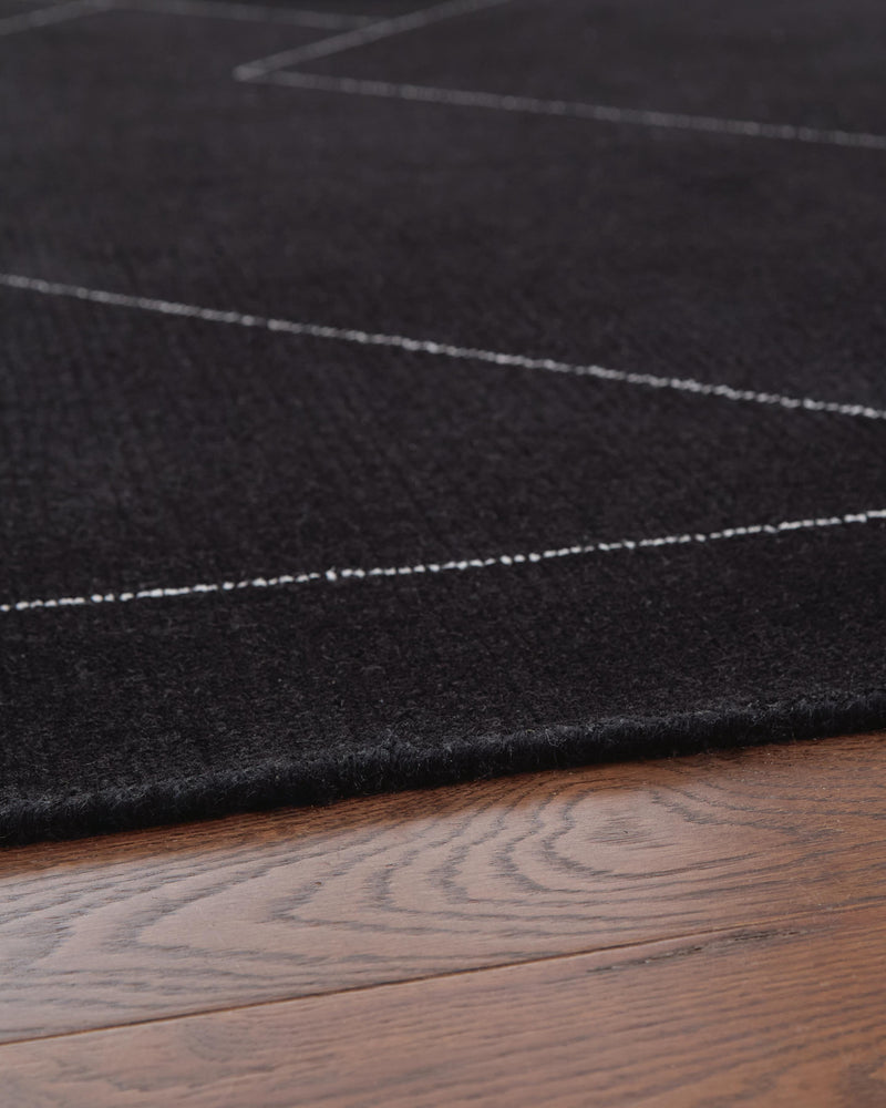 Marav Black/White 5' x 7' Area Rug - R407532