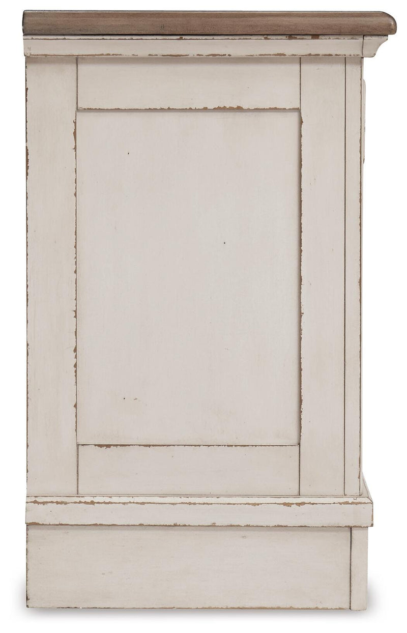 Realyn King Panel Bed, Dresser, Chest and 2 Nightstands - B743B97