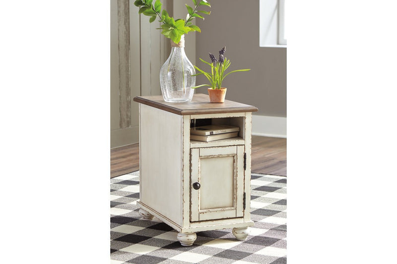 Realyn White/Brown Chairside End Table - Lara FurnitureEnd Table Chair Side