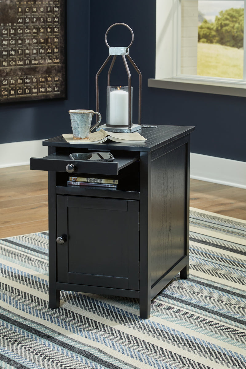Treytown Chairside End Table - Lara FurnitureEnd Table Chair Side