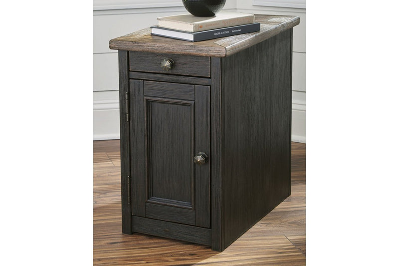 Tyler Creek Grayish Brown/Black Chairside End Table with USB Ports & Outlets - Lara FurnitureEnd Table Chair Side
