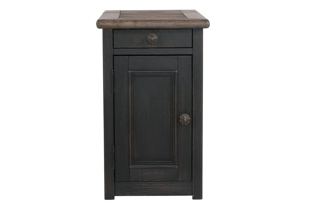 Tyler Creek Grayish Brown/Black Chairside End Table with USB Ports & Outlets - Gate FurnitureEnd Table Chair Side