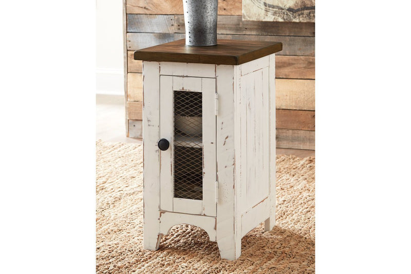 Wystfield White/Brown Chairside End Table - Lara FurnitureEnd Table Chair Side