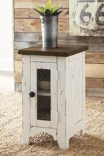 Wystfield White/Brown Chairside End Table - Lara FurnitureEnd Table Chair Side