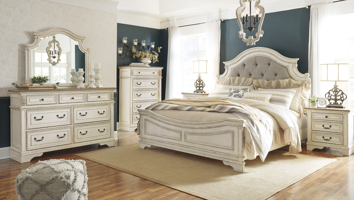 [SPECIAL] Realyn Chipped White Panel Bedroom Set